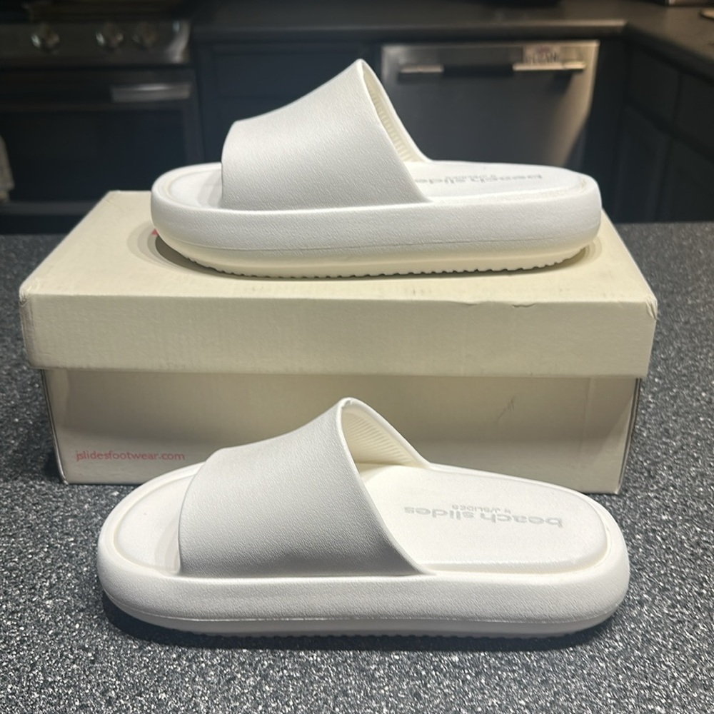 Very comfortable NEW J slides. Women’s size 8M  color:white Eva squish.